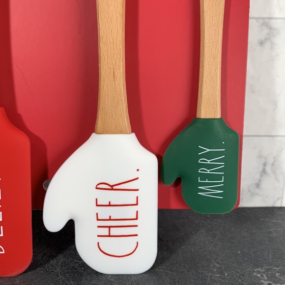 NWT Rae Dunn set of 3 mitten spatula. Length: 8 1/8" - 11 5/8" Width - Picture 4 of 5